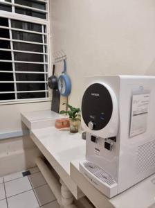 une machine à coudre assise sur un comptoir dans une pièce dans l'établissement Your home away from home., à Sandakan