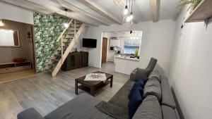ein Wohnzimmer mit einem Sofa und einem Tisch in der Unterkunft Apartament Zacisze in Świecino