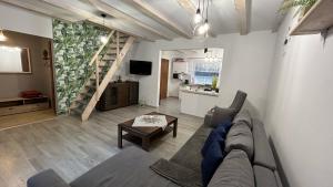 Televízia a/alebo spoločenská miestnosť v ubytovaní Apartament Zacisze