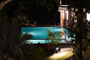 una piscina por la noche con un suelo de madera clara en Blanket Days Resort and Spa en Thekkady