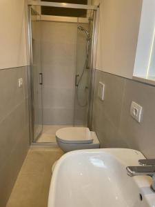 A bathroom at Gioberti 25