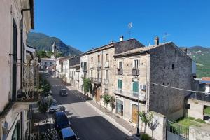 vistas a una calle de la ciudad con edificios y coches en La casa di nonna Ivola, en Tocco da Casauria