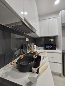 A kitchen or kitchenette at 体验奢华与宁静的缩影星空灯 电影房 Nexflix 500网速