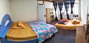 Postel nebo postele na pokoji v ubytování Homestay HUMAIRA DIENG villa full house 3 kamar,6 bed,dapur,ruang tamu,balkon,parkir,wifi