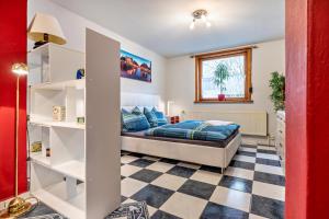 - une chambre avec un lit et un sol en damier dans l'établissement Einzimmer Appartment in Heckenbeck, à Bad Gandersheim