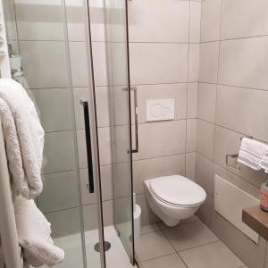 uma casa de banho com um WC e um chuveiro em Affection Apartment em Bolonha
