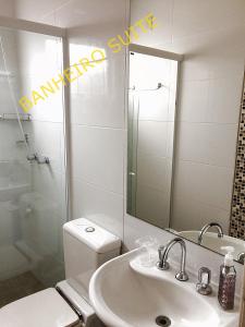 un bagno con un water, un lavandino e uno specchio di Casa em Capao a Capão da Canoa Altre 5 foto