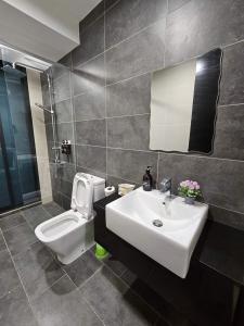 A bathroom at 体验奢华与宁静的缩影星空灯 电影房 Nexflix 500网速