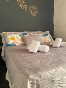 Una cama con sábanas blancas y almohadas. en San Julián en San Rafael
