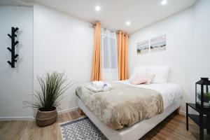 Tempat tidur dalam kamar di Nets Inn Apartments - Saint Lazare
