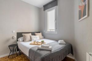 um quarto com uma cama com toalhas em Wide & modern- 3Bd 1Bth- Delicias em Madri