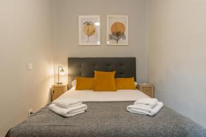 um quarto com uma cama com duas toalhas em Wide & modern- 3Bd 1Bth- Delicias em Madri