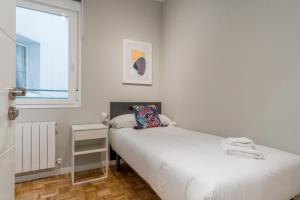 1 dormitorio con 2 camas y ventana en Wide & modern- 3Bd 1Bth- Delicias, en Madrid