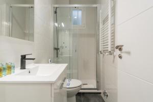 y baño con lavabo, aseo y ducha. en Wide & modern- 3Bd 1Bth- Delicias en Madrid