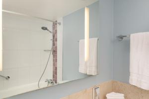 Ένα μπάνιο στο Hilton London Kensington Hotel +83 φωτογραφίες