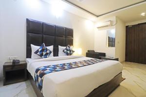 Hotel Mayda Prime Near Delhi Airport في نيودلهي: غرفة نوم بسرير كبير في غرفة