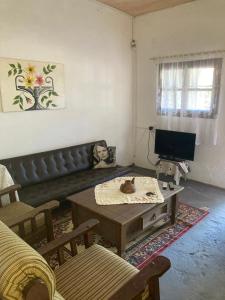 a living room with a couch and a coffee table at Casa de Verano en Aguas Dulces in Aguas Dulces
