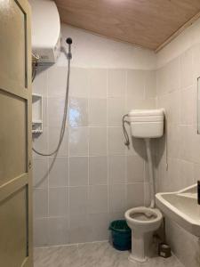 a bathroom with a shower and a toilet and a sink at Casa de verano aguas dulces in Aguas Dulces