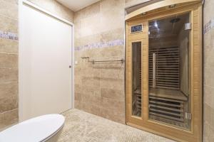 uma casa de banho com um chuveiro e um WC. em Nets Inn Apartments - Saint Lazare em Paris