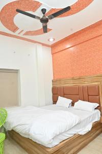 Cama o camas de una habitación en JSB Palace Varanasi