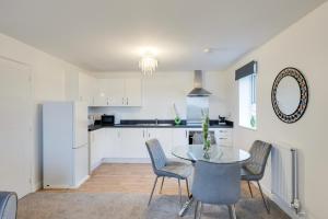 een keuken en eetkamer met een tafel en stoelen bij Fortified Two Bedroom Home - Bristol in Whitchurch