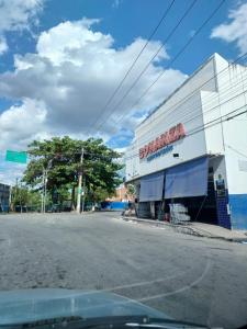 - un bâtiment sur le côté d'une rue donnant sur l'océan dans l'établissement Apt. 02 próx. Ao centro, feiras e pátio de eventos, à Caruaru