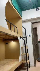 Palanda nebo palandy na pokoji v ubytování Majestic 7 Guesthouse (formerly KAT Hotel)
