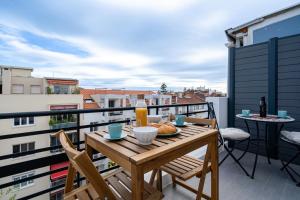 - un balcon avec une table et des chaises en bois dans l'établissement Top Floor Terrace - Dernier Etage Terrasse Cosy, à Nice