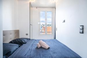 - une chambre avec un lit et une serviette dans l'établissement Top Floor Terrace - Dernier Etage Terrasse Cosy, à Nice