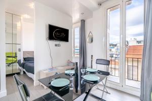 une salle à manger avec une table et des chaises ainsi qu'une chambre dans l'établissement Top Floor Terrace - Dernier Etage Terrasse Cosy, à Nice