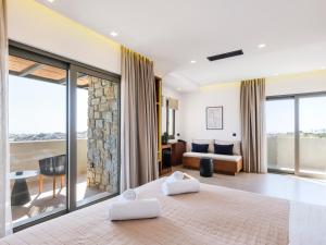een slaapkamer met een bed en een woonkamer bij Villa Evi in Mykonos-stad