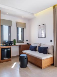 Кухня или мини-кухня в Villa Evi & Suites
