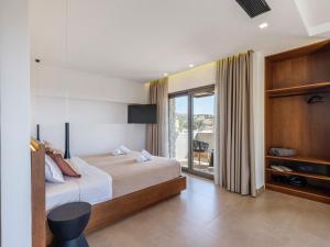 Кровать или кровати в номере Villa Evi & Suites