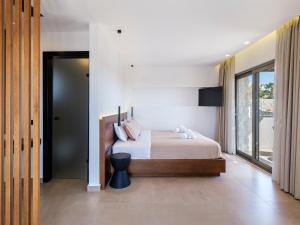 Кровать или кровати в номере Villa Evi & Suites