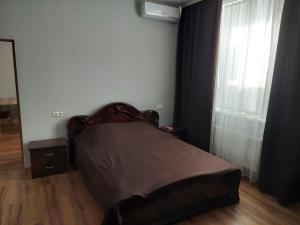 ein Schlafzimmer mit einem Bett und einem großen Fenster in der Unterkunft Alfa in Kiliya