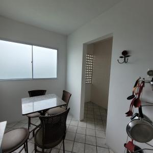een kamer met stoelen, een tafel en een raam bij Apt. 02 próx. Ao centro, feiras e pátio de eventos in Caruaru