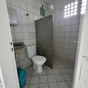 een badkamer met een toilet en een wastafel bij Apt. 02 próx. Ao centro, feiras e pátio de eventos in Caruaru