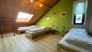2 camas en una habitación con paredes verdes en B56, en Białystok