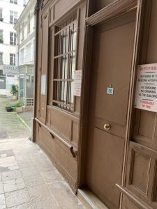 una porta per un edificio con un cartello sopra di 80 - Paris Cinema Sebastopol a Parigi
