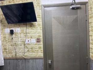 TV a/nebo společenská místnost v ubytování Majestic 7 Guesthouse (formerly KAT Hotel)