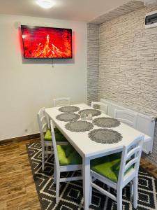 カヴニクにあるCasa Ceterasの白いテーブルと椅子、壁画