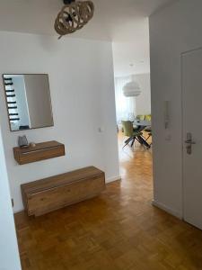 uma sala de estar com um espelho na parede em Köln Zentrum - Top Wohnung für 8 Personen em Colônia