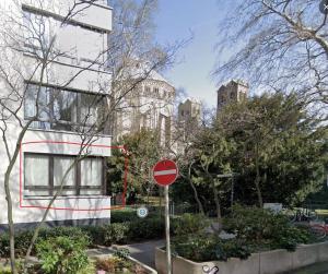 un segnale di stop rosso di fronte a un edificio di Köln Zentrum - Top Wohnung für 8 Personen a Colonia