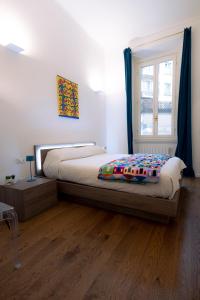 1 dormitorio con cama y ventana en tHE Keith Haring Home en Milán