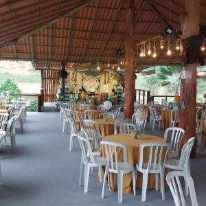 een groep tafels en stoelen in een restaurant bij Rancho Nova Esperança 