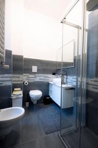 y baño con lavabo, aseo y ducha. en tHE Keith Haring Home en Milán