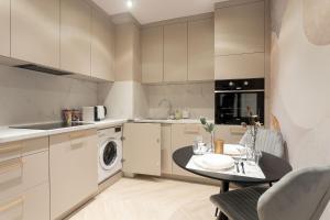 Η κουζίνα ή μικρή κουζίνα στο Grzybowska Rooms by Sofija +17 φωτογραφίες