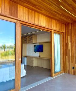 salon z przesuwnymi szklanymi drzwiami i telewizorem w obiekcie Resort Tororomba w mieście Olivença