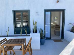 a patio with a table and chairs on a house at Casa Ma in Guatiza