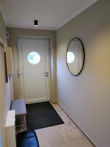 a hallway with a door and a mirror on the wall at Neubauferienwohnung Ankerplatz in Stein